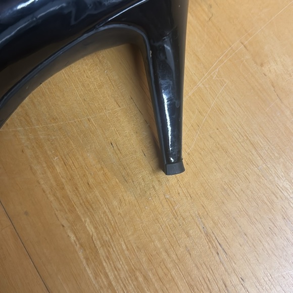 Black open toe heels 8 1/2. - Picture 4 of 6